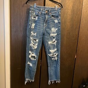 American Eagle size 6 ripped Mom jeans